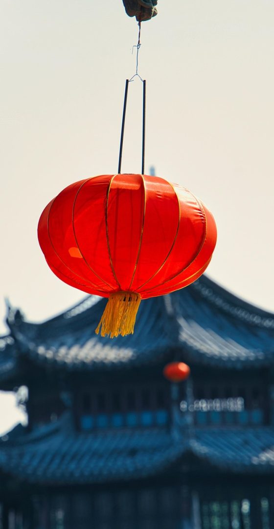 特立独行电影免费在线观看完整版 手机竖屏显示特立独行观影客户端首页推荐长廊，深灰底色上排列着带年代标签的电影海报，光线偏暗，氛围沉静
